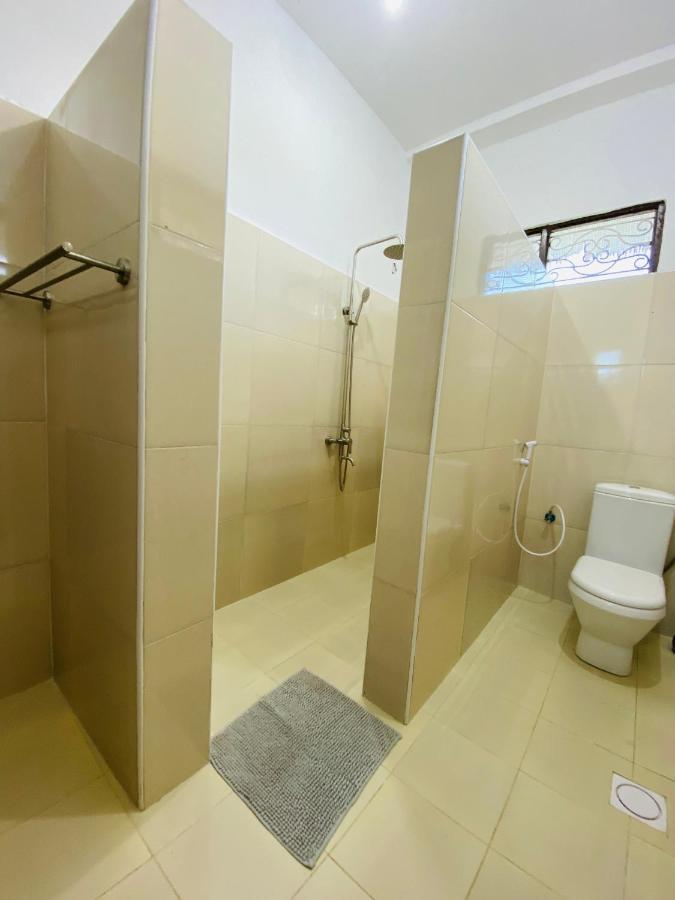 Habibis Bottle House Bed & Breakfast Нунгви Екстериор снимка