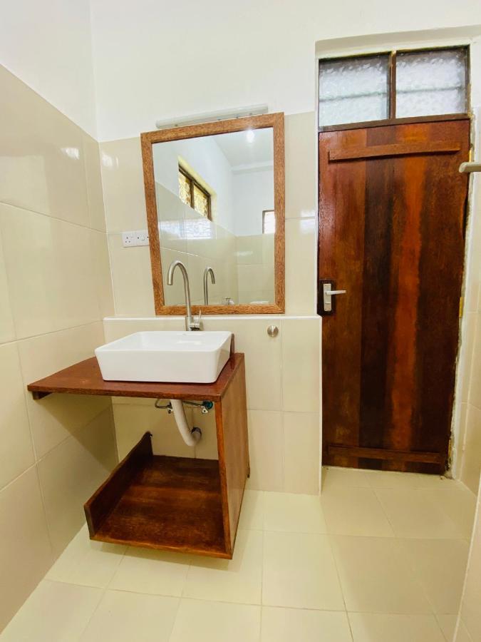 Habibis Bottle House Bed & Breakfast Нунгви Екстериор снимка