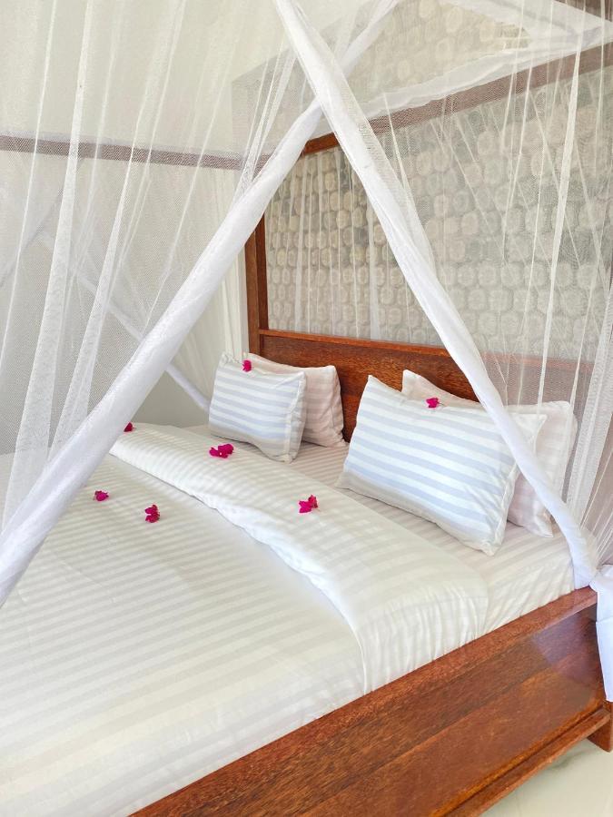Habibis Bottle House Bed & Breakfast Нунгви Екстериор снимка