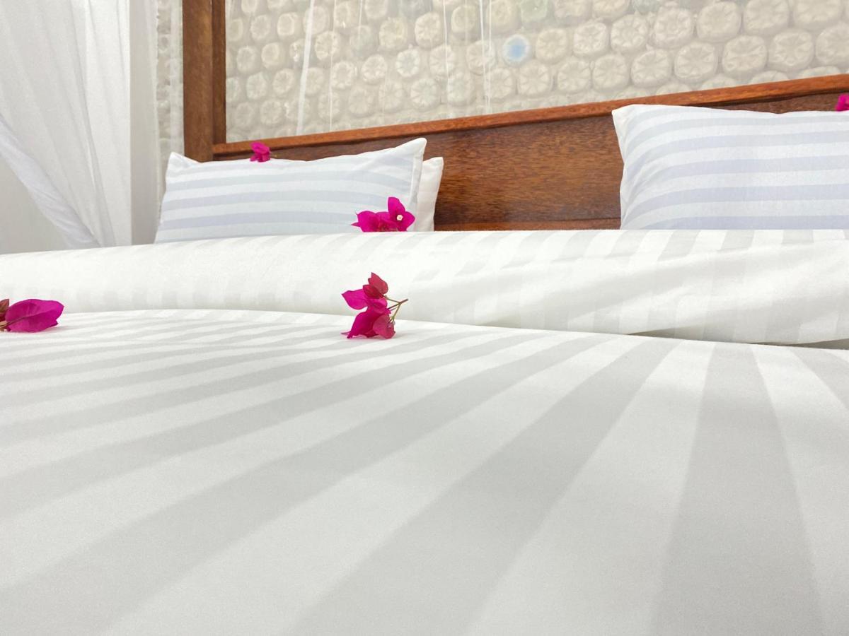 Habibis Bottle House Bed & Breakfast Нунгви Екстериор снимка