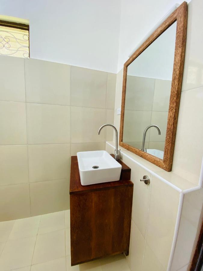 Habibis Bottle House Bed & Breakfast Нунгви Екстериор снимка