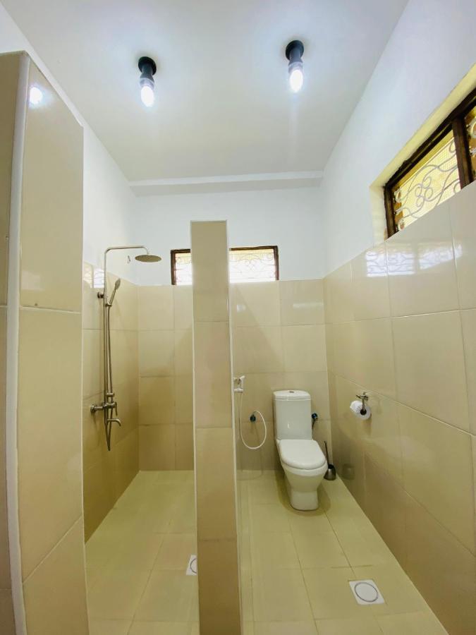 Habibis Bottle House Bed & Breakfast Нунгви Екстериор снимка