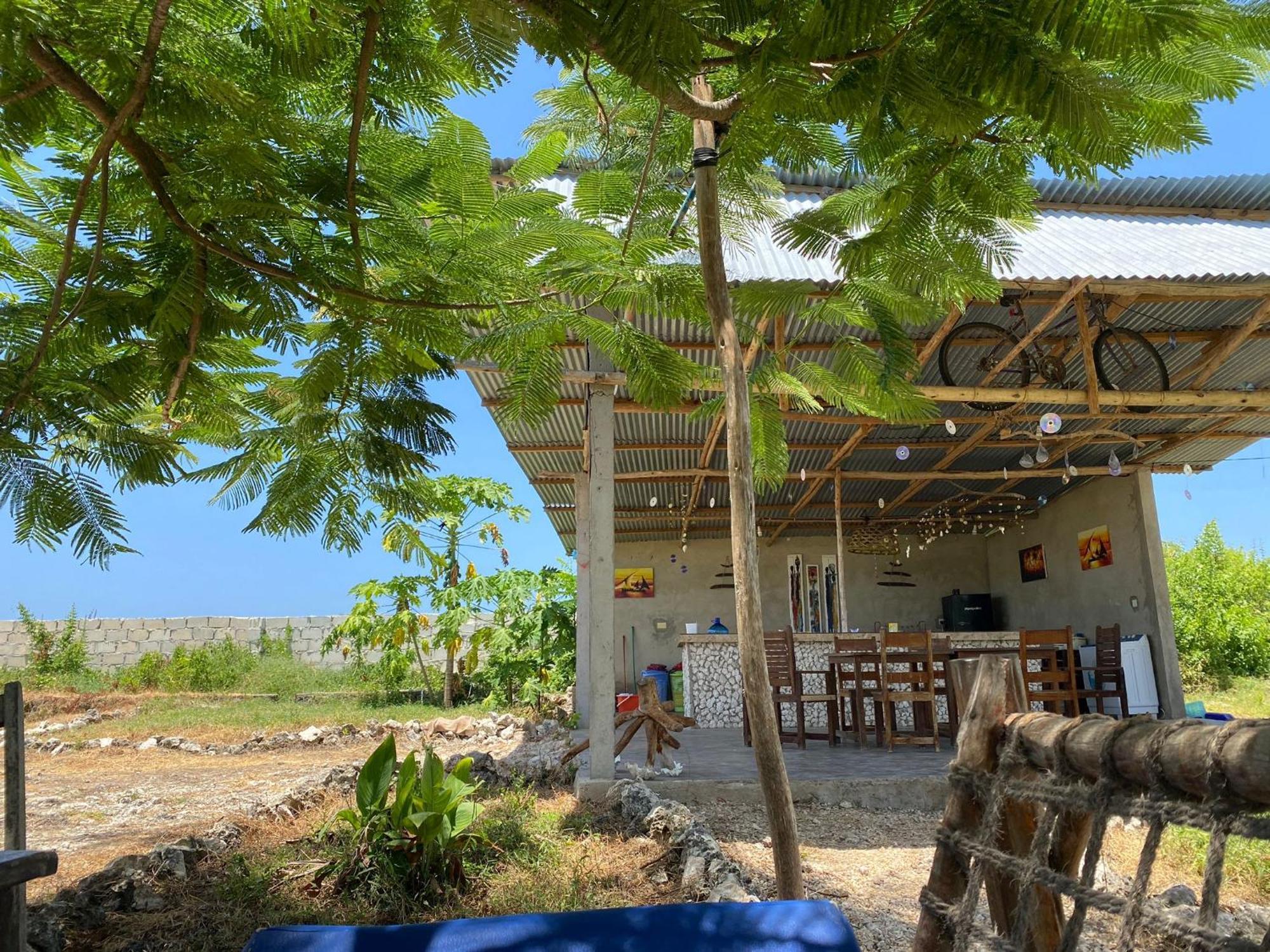 Habibis Bottle House Bed & Breakfast Нунгви Екстериор снимка
