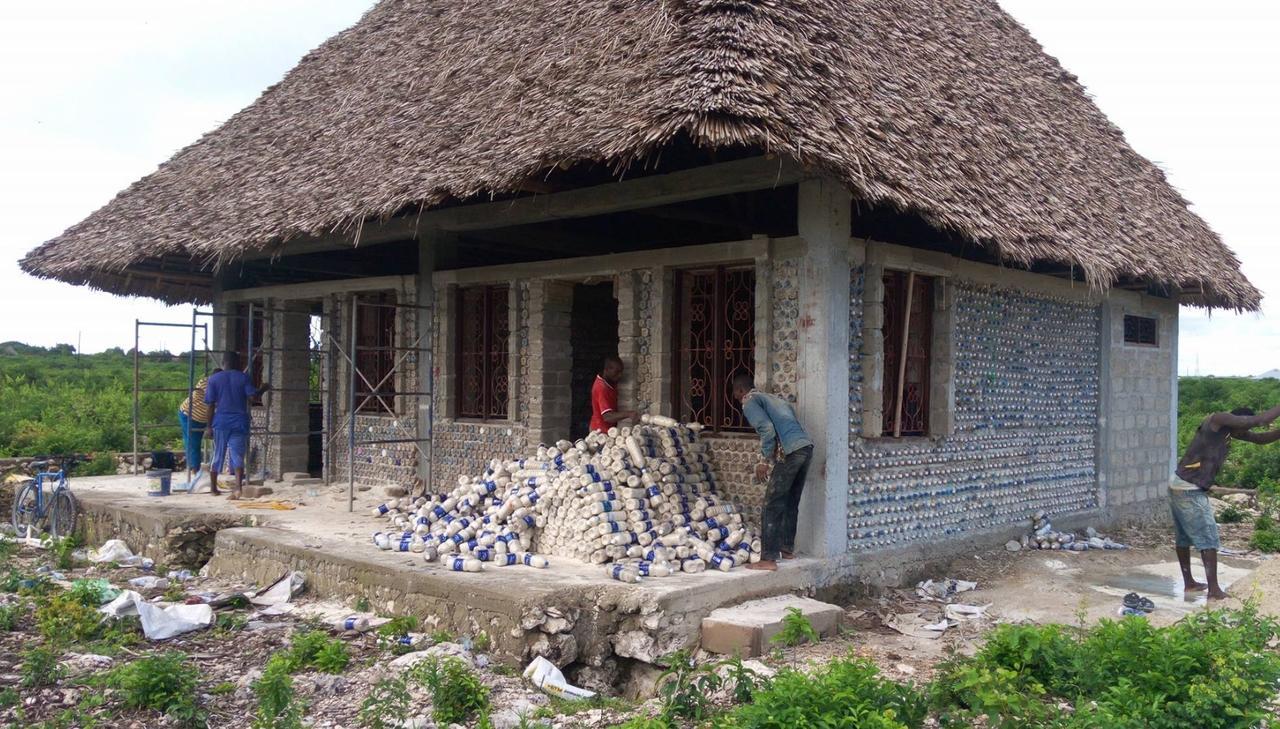 Habibis Bottle House Bed & Breakfast Нунгви Екстериор снимка